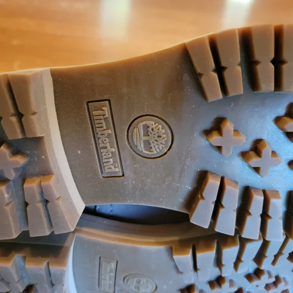 Timberland Women's Courmayeur Valley Chelsea Boot in taupe nubuck leather - Picture 9 of 11